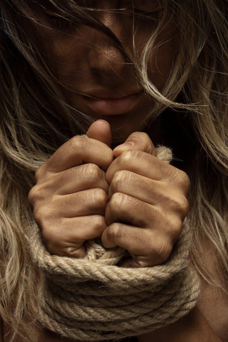 Heling na een emotioneel afwezige moeder? 10 affirmaties die het verschil maken